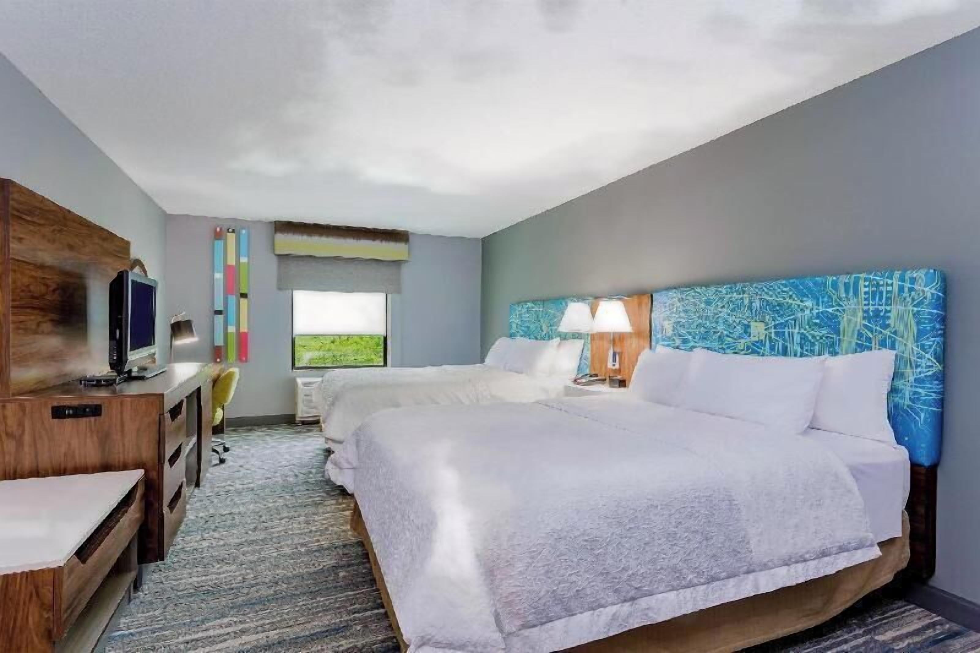 Tabla de planchar con plancha, cunas gratuitas y camas extra gratis 