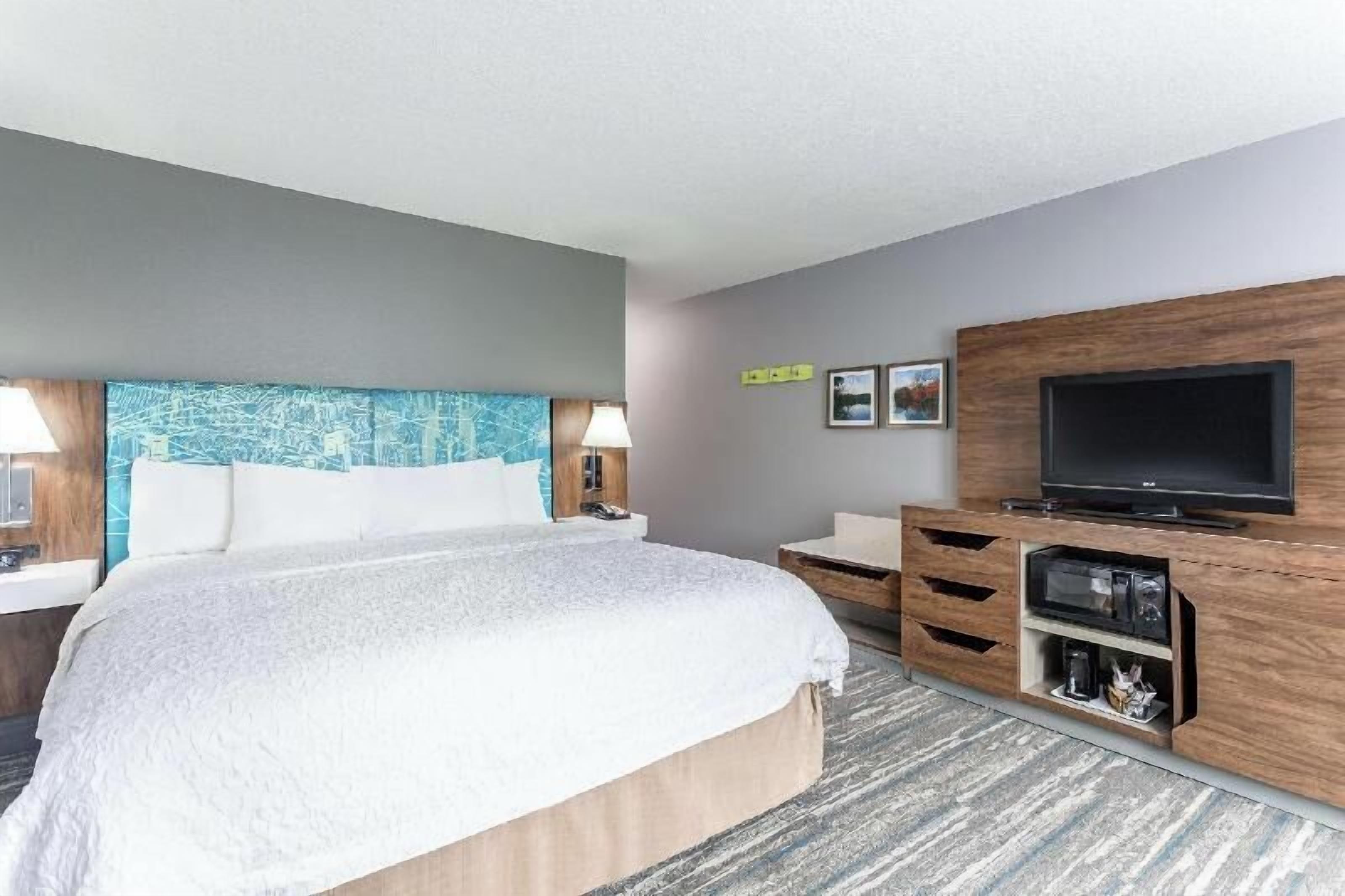 Tabla de planchar con plancha, cunas gratuitas y camas extra gratis 