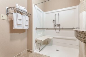 Bathroom shower - Hampton Inn Auburn (Auburn)