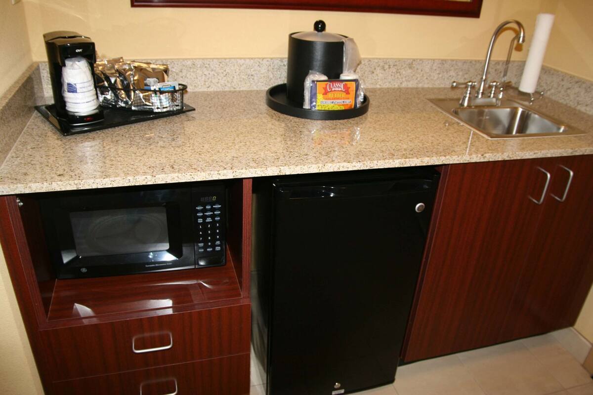 Eigene Küche | Kühlschrank, Mikrowelle, Wasserkocher mit Kaffee-/Teezubehör