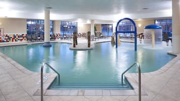Una piscina cubierta (de 06:00 a 23:00), tumbonas