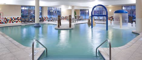 Innenpool, geöffnet von 06:00 Uhr bis 23:00 Uhr, Liegestühle
