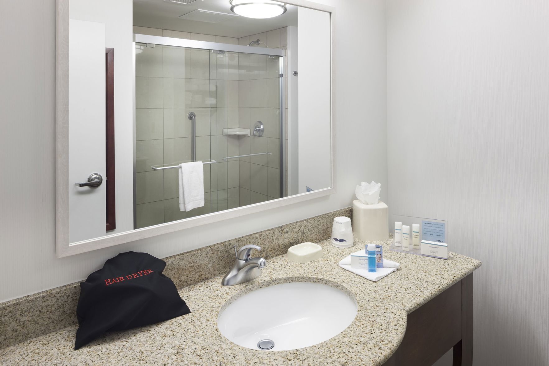 Badezimmer | Haartrockner, Handtücher