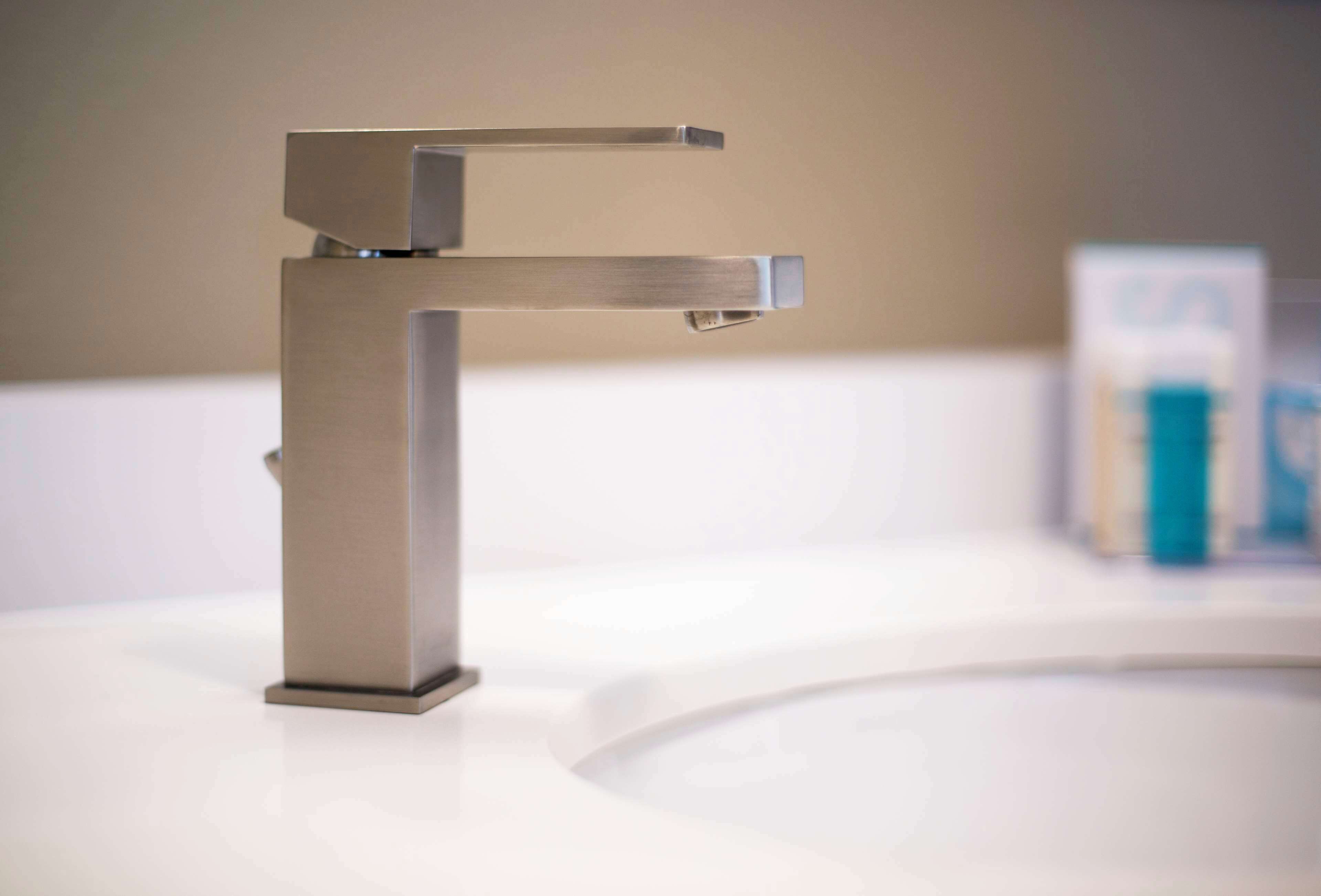 combined shower/bathtub, hydromassage showerhead, hair dryer, towels