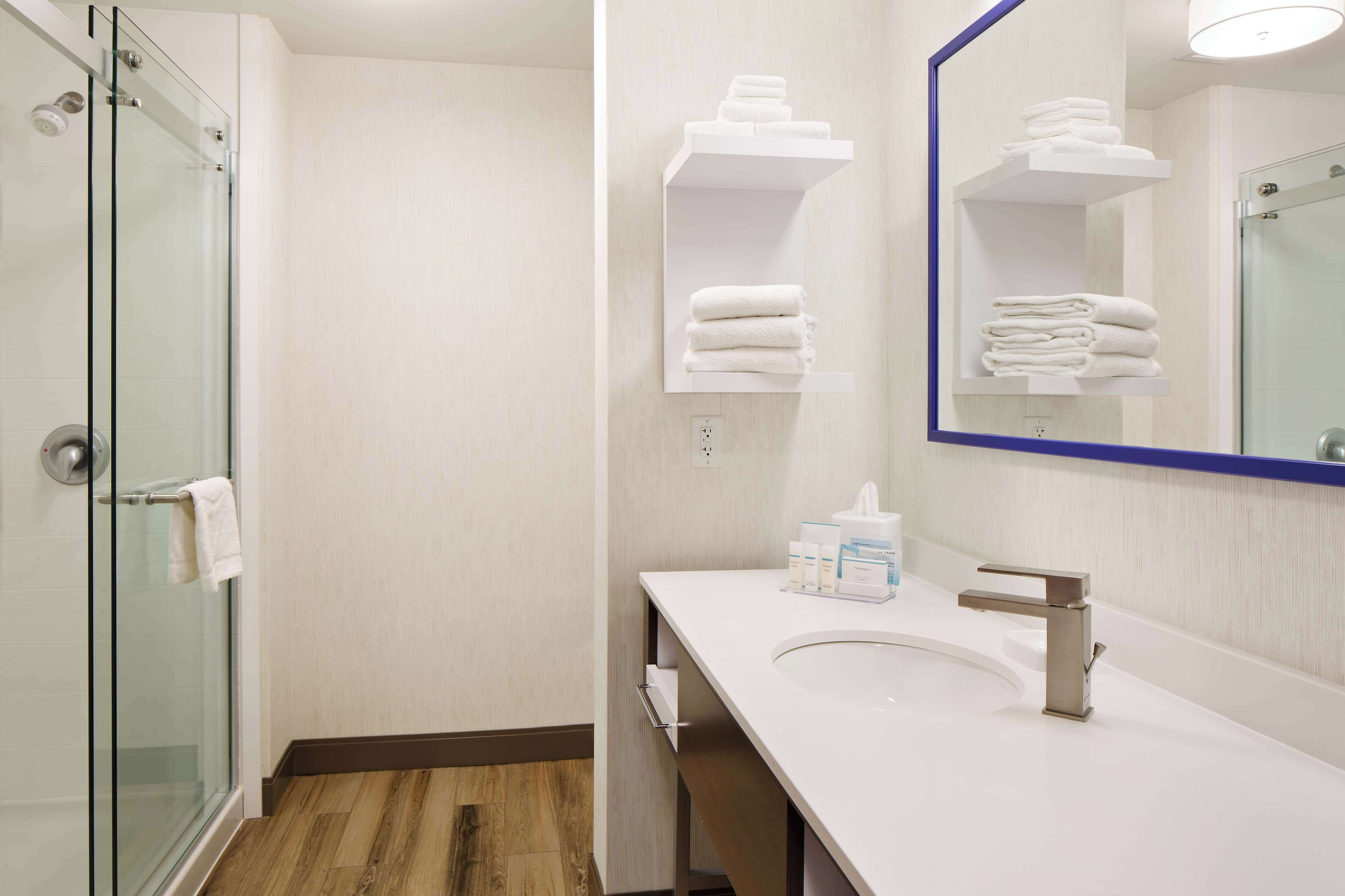 one king bed | bathroom | combined shower/bathtub, hydromassage showerhead, hair dryer, towels