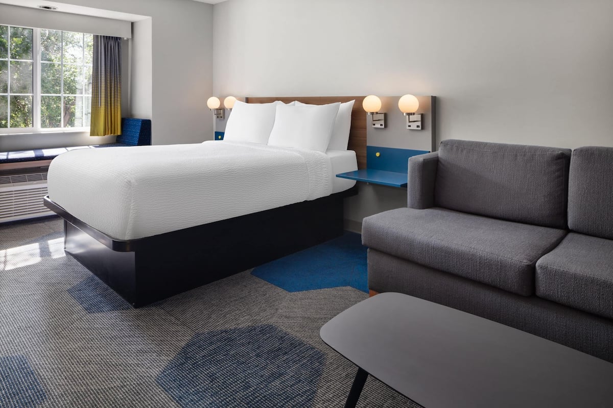 Studio Suite, 1 Queen Bed, Non Smoking | Desk, free cribs/infant beds, rollaway beds, free WiFi