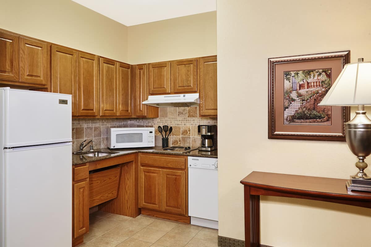 Full-size fridge, microwave, stovetop, dishwasher