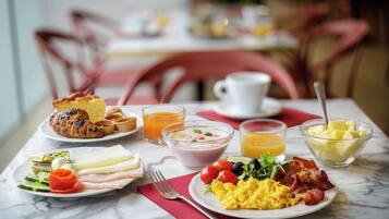 Komplett frukost varje dag (EUR 20 per person)