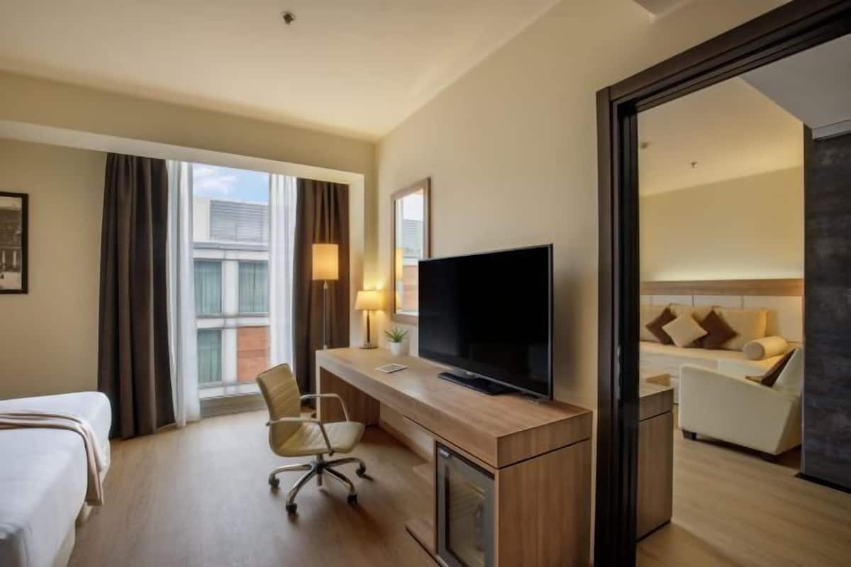 Premium bedding, down comforters, minibar, in-room safe