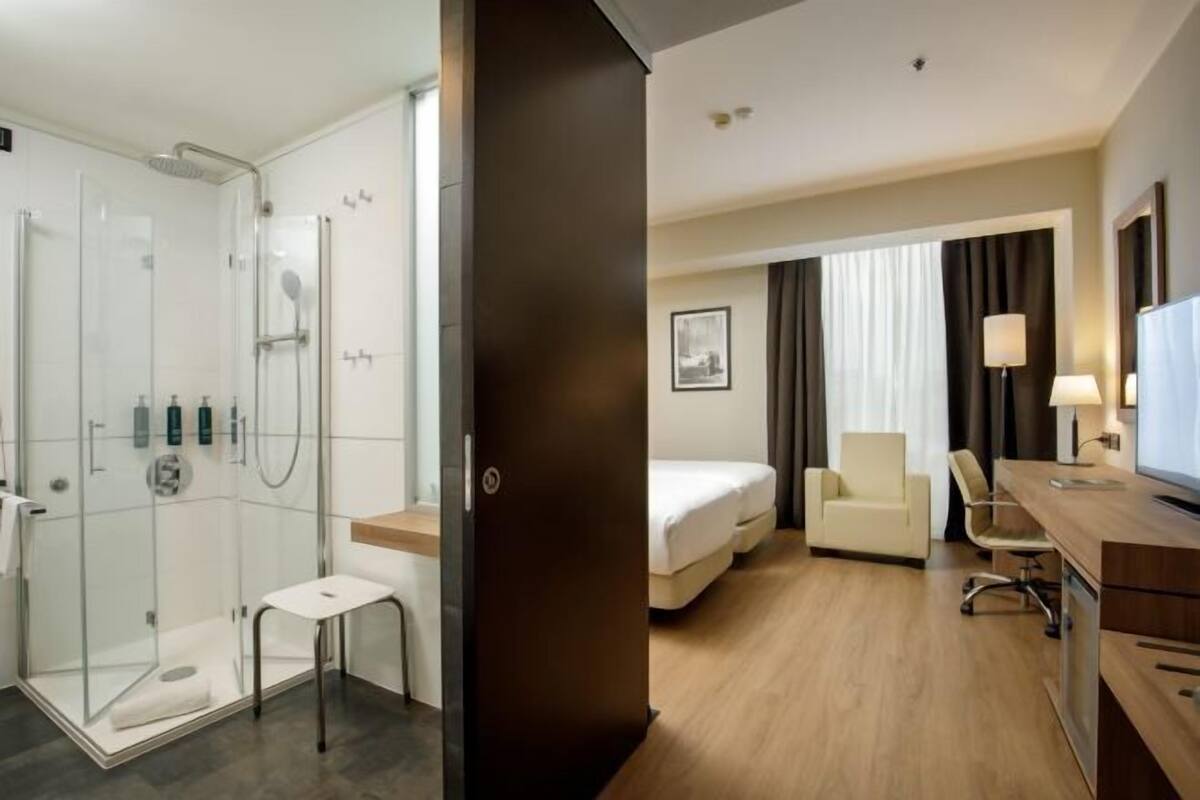 Premium-sengetøj, dundyner, minibar, pengeskab på værelset