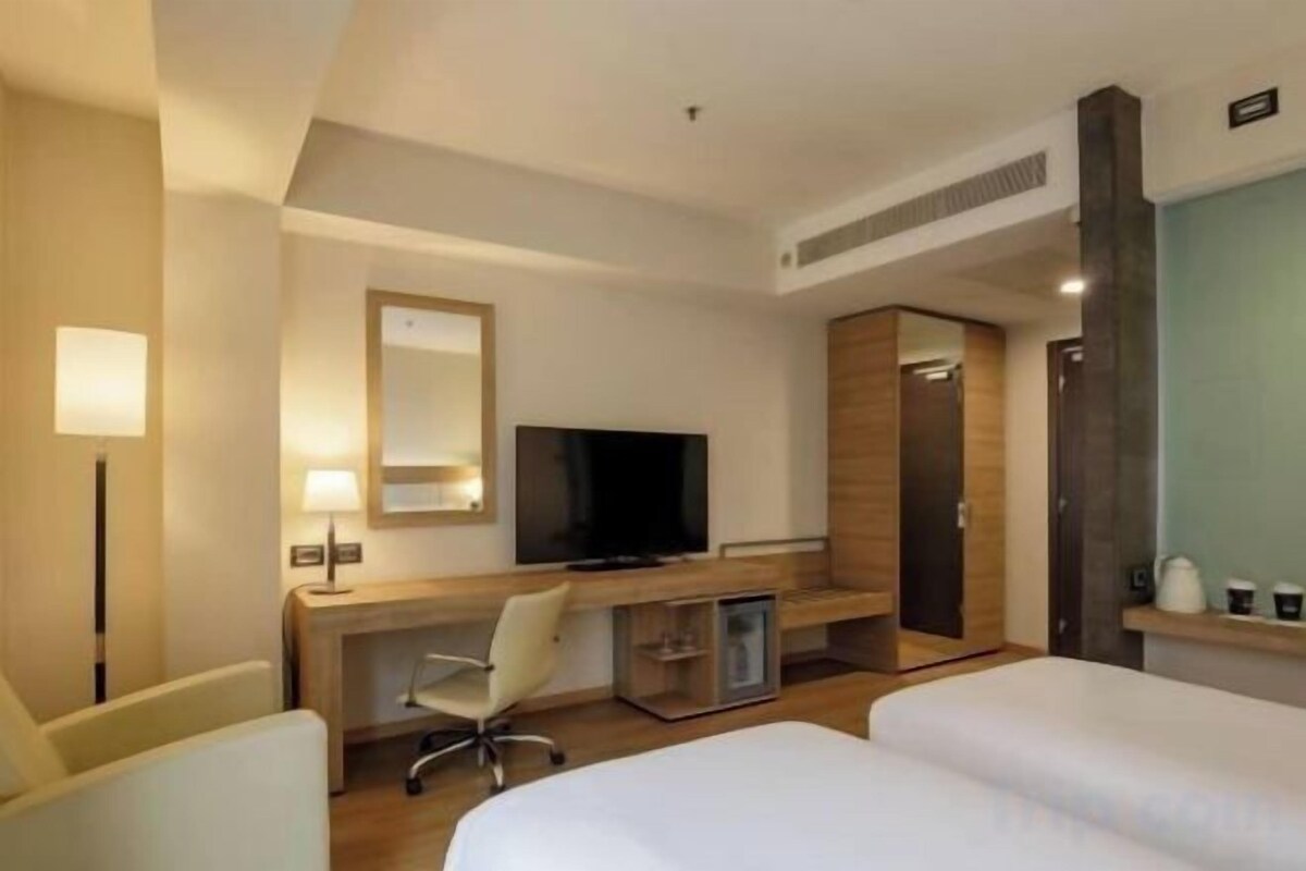 Premium bedding, down comforters, minibar, in-room safe