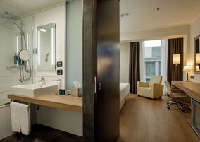 Kamar Standar, 1 Tempat Tidur King | Kamar mandi | Pancuran hujan, perlengkapan mandi desainer,  dan pengering rambut