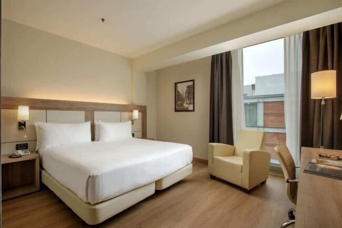 Premium bedding, down comforters, minibar, in-room safe