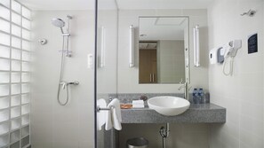 Shower, free toiletries, hair dryer, slippers - Holiday Inn Express Beijing Temple of Heaven by IHG (Beijing)