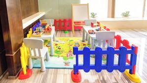 A children's play area with tables, chairs, and a play mat. - Holiday Inn Express Beijing Temple of Heaven by IHG (Beijing)