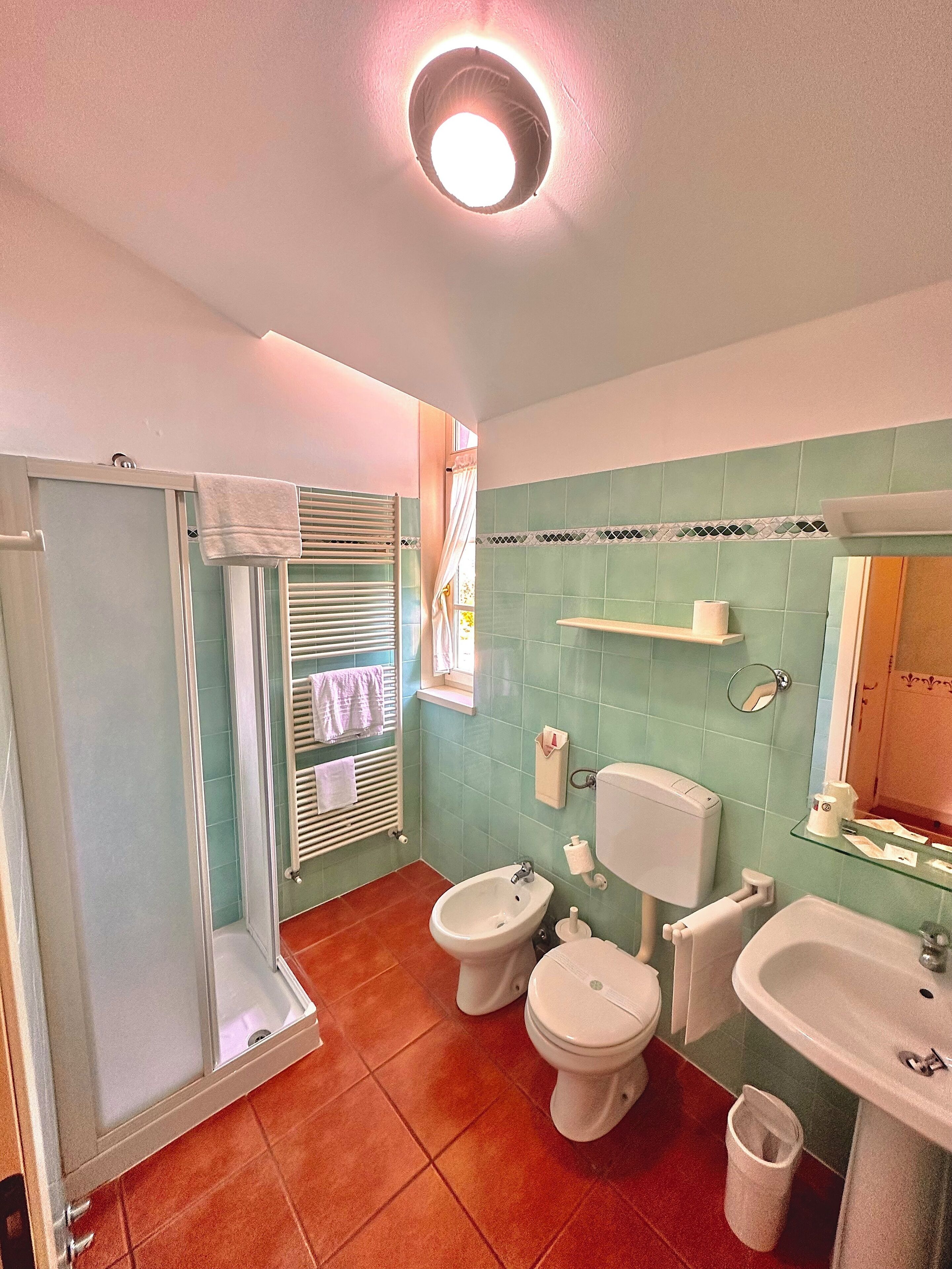 superior single room | bathroom | combined shower/bathtub, free toiletries, hair dryer, bidet