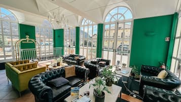 Coin salon dans le hall