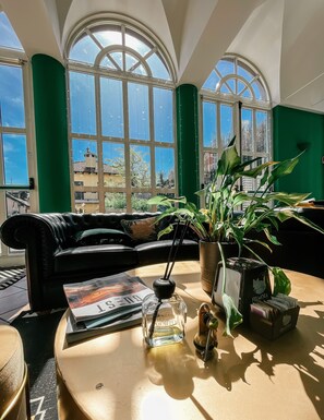 Coin salon dans le hall