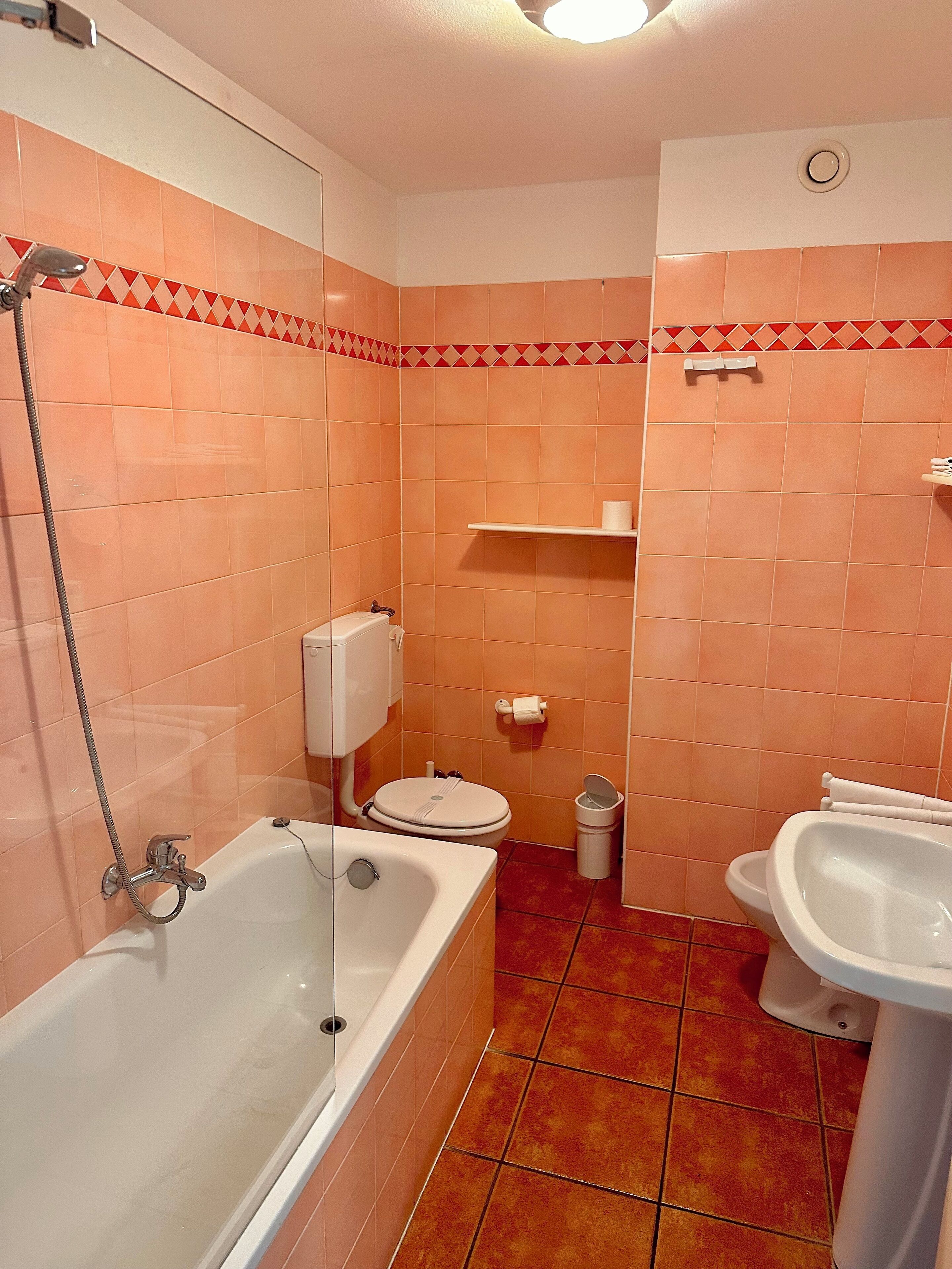 premium quadruple room | bathroom | combined shower/bathtub, free toiletries, hair dryer, bidet