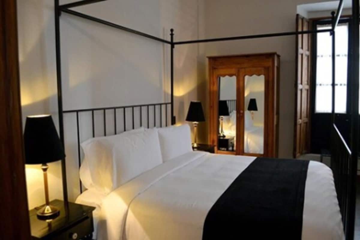 Junior Suite, 1 Bedroom | Peti besi dalam bilik, cadar katil 