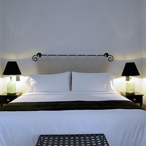 Deluxe tweepersoonskamer, 1 kingsize bed | Een kluis op de kamer, beddengoed