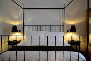 In-room safe, bed sheets