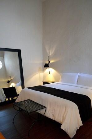 Classic Double Room, 1 King Bed, Private Bathroom | In-room safe, bed sheets - Casa de los Olivos (San Miguel de Allende)