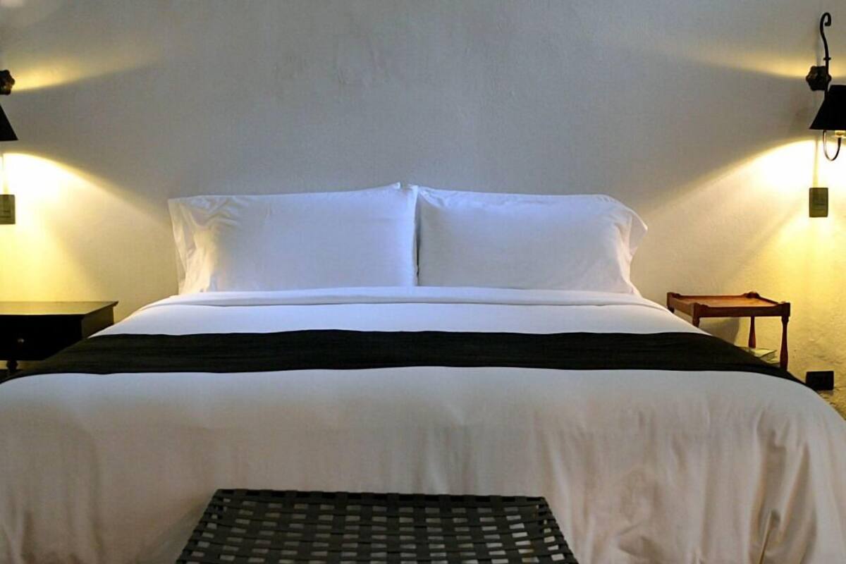 Classic Double Room, 1 Katil Raja (King), Private Bathroom | Peti besi dalam bilik, cadar katil 