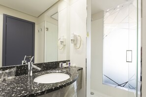 Shower, eco-friendly toiletries, hair dryer, towels - Golden Tulip Zira Belgrade (Belgrade)