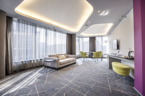 ห้องจูเนียร์สวีท, เตียงคิงไซส์ 1 เตียง | ผ้าปูที่นอนฝ้ายอียิปต์, เครื่องนอนระดับพรีเมียม, มินิบาร์