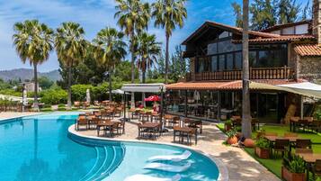 Una piscina al aire libre de temporada, camas de piscina gratis