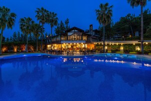 Una piscina al aire libre de temporada, cabañas de piscina gratuitas