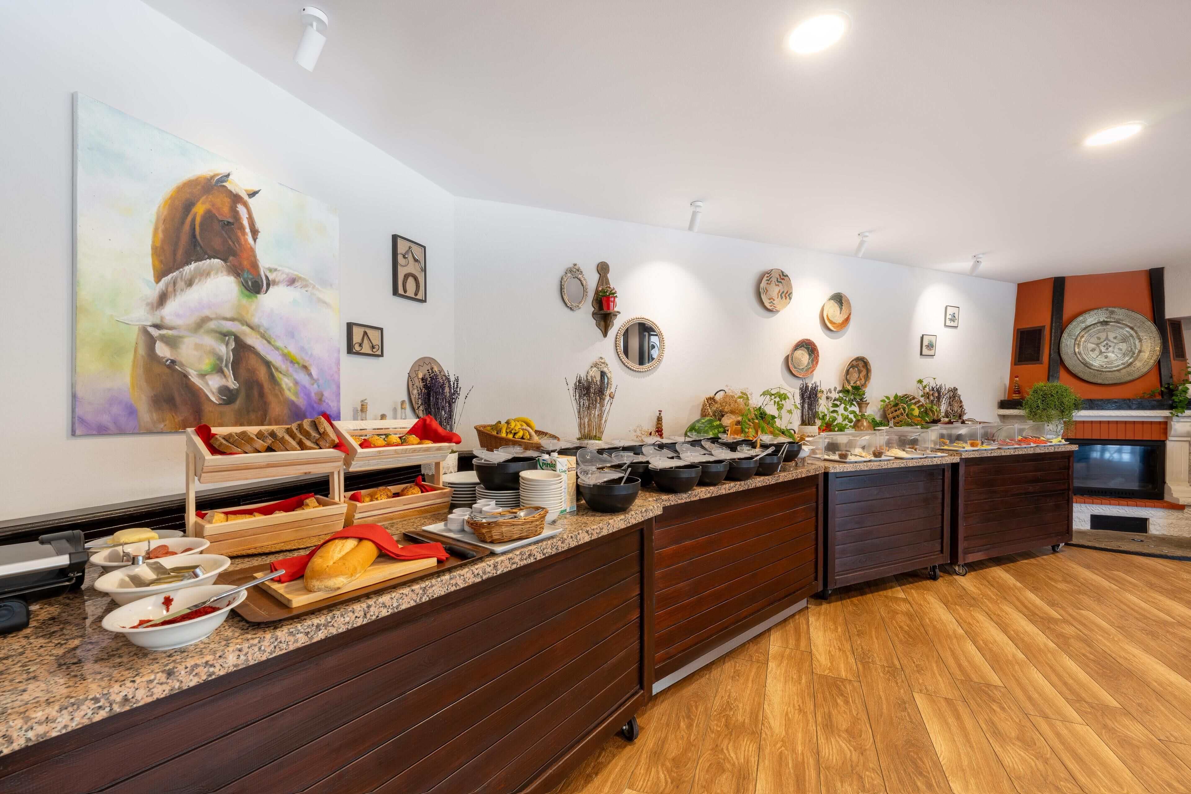 breakfast and dinner served, international cuisine