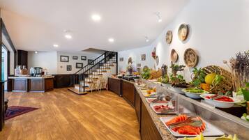 بوفيه فطور مجانًا يوميًا