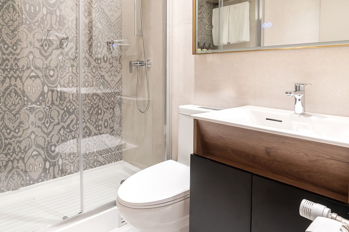 standard double room | bathroom | shower, rainfall showerhead, free toiletries, hair dryer