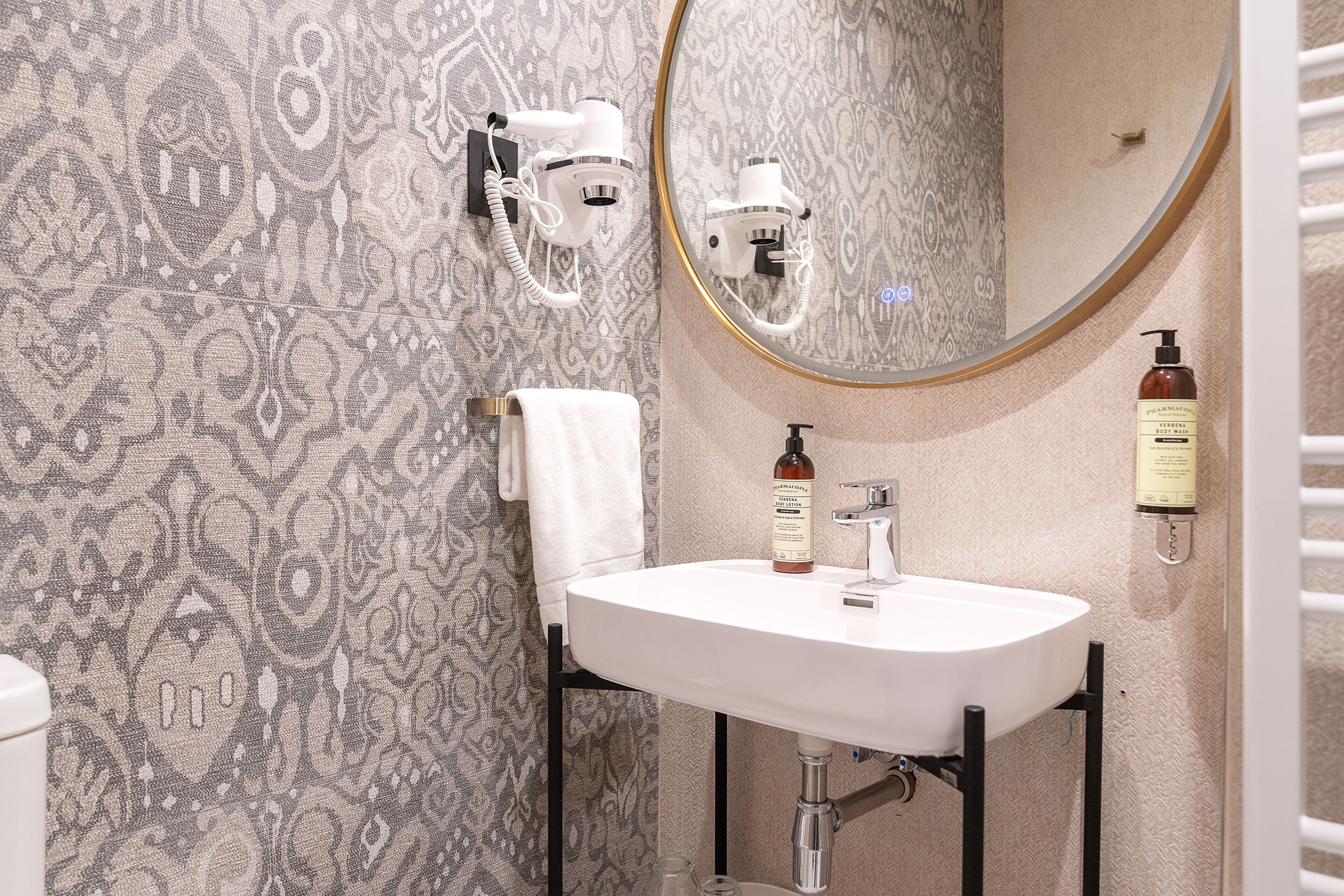 standard suite | bathroom | shower, rainfall showerhead, free toiletries, hair dryer