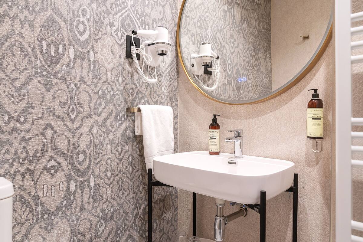 standard suite | bathroom | shower, rainfall showerhead, free toiletries, hair dryer