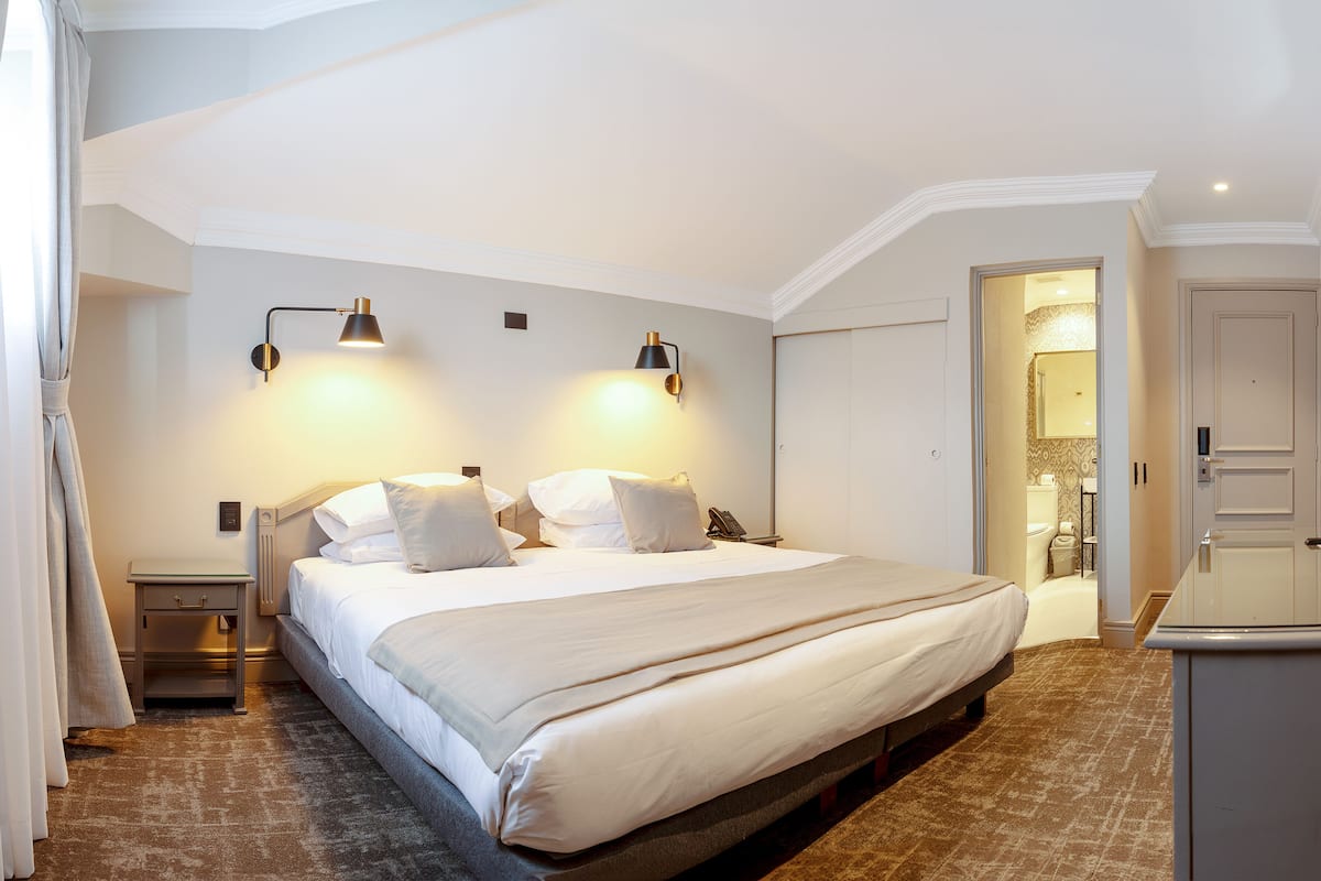 standard double room | minibar, in-room safe, rollaway beds, free wifi