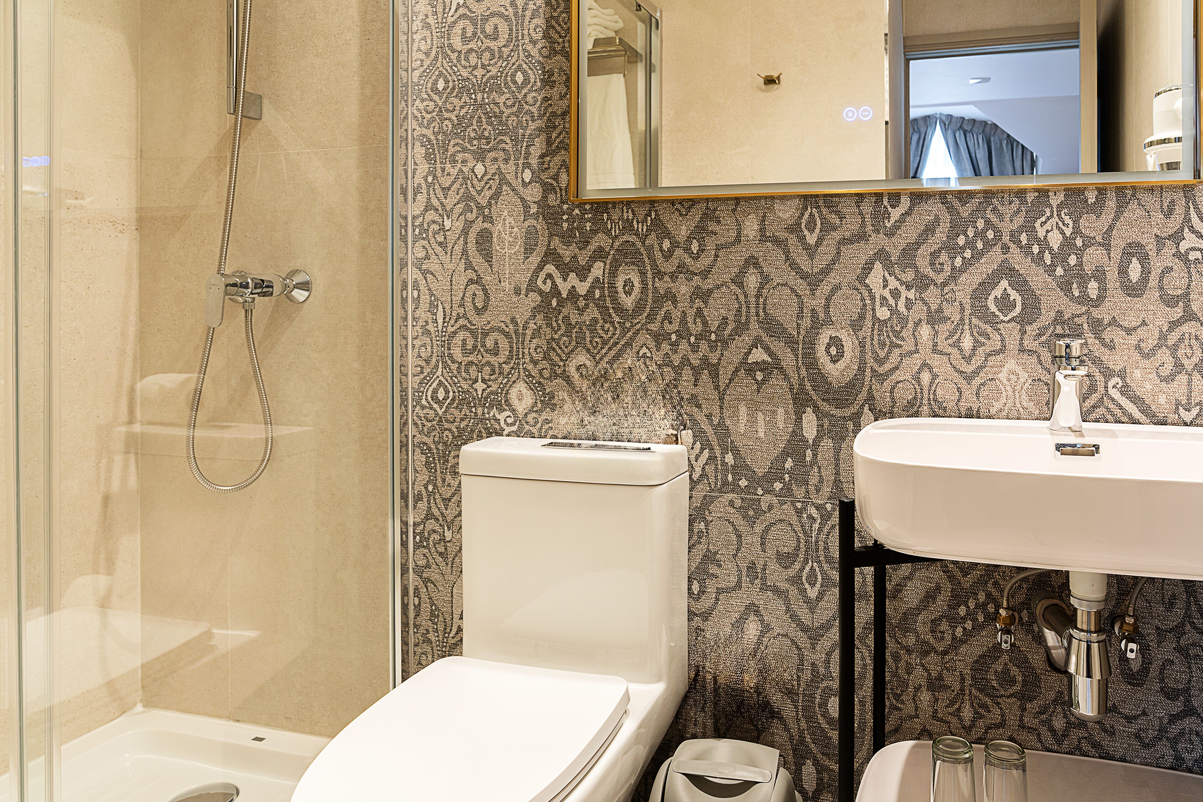 standard double room | bathroom | shower, rainfall showerhead, free toiletries, hair dryer