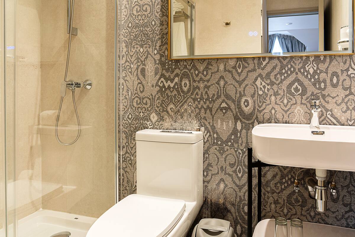 standard double room | bathroom | shower, rainfall showerhead, free toiletries, hair dryer