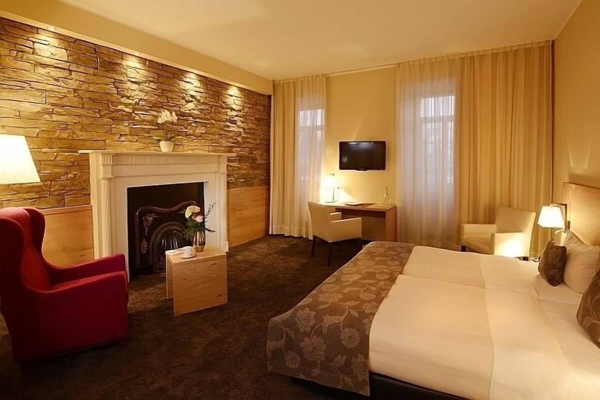 Minibar, in-room safe, desk, free cots/infant beds