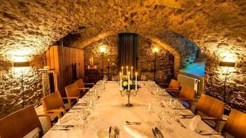 Breakfast, dinner, brunch served; Regional cuisine