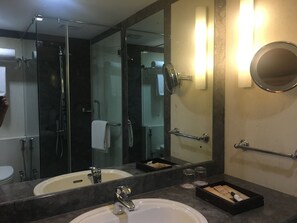 Dusche, kostenlose Toilettenartikel, Haartrockner, Bademäntel