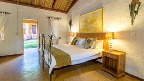 Double Room (with shower) | In-room safe, individually decorated, individually furnished, desk - Gecko Lodge (Hazyview)