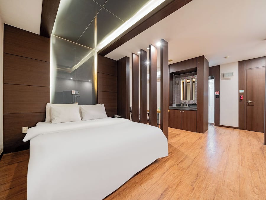 Kamar Double Premium | Seprai premium, selimut bulu angsa, dan busa memori