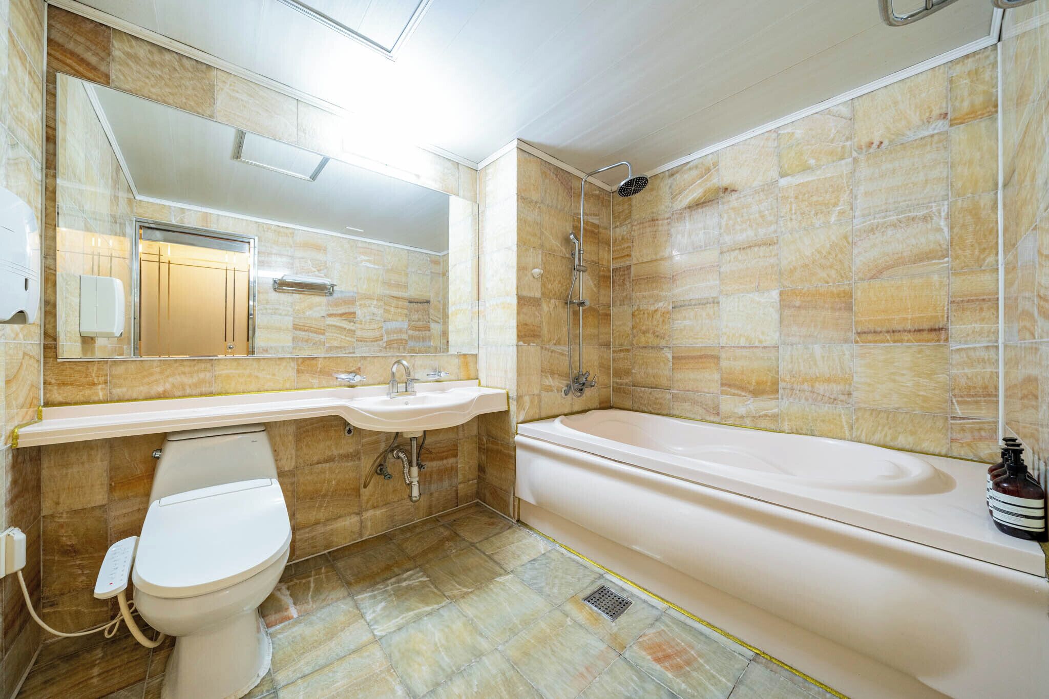Premier Twin Room | Bathroom | Separate tub and shower, deep soaking tub, hair dryer, bathrobes