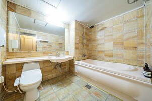 Bañera y ducha independientes, bañera profunda, secador de pelo, batas
