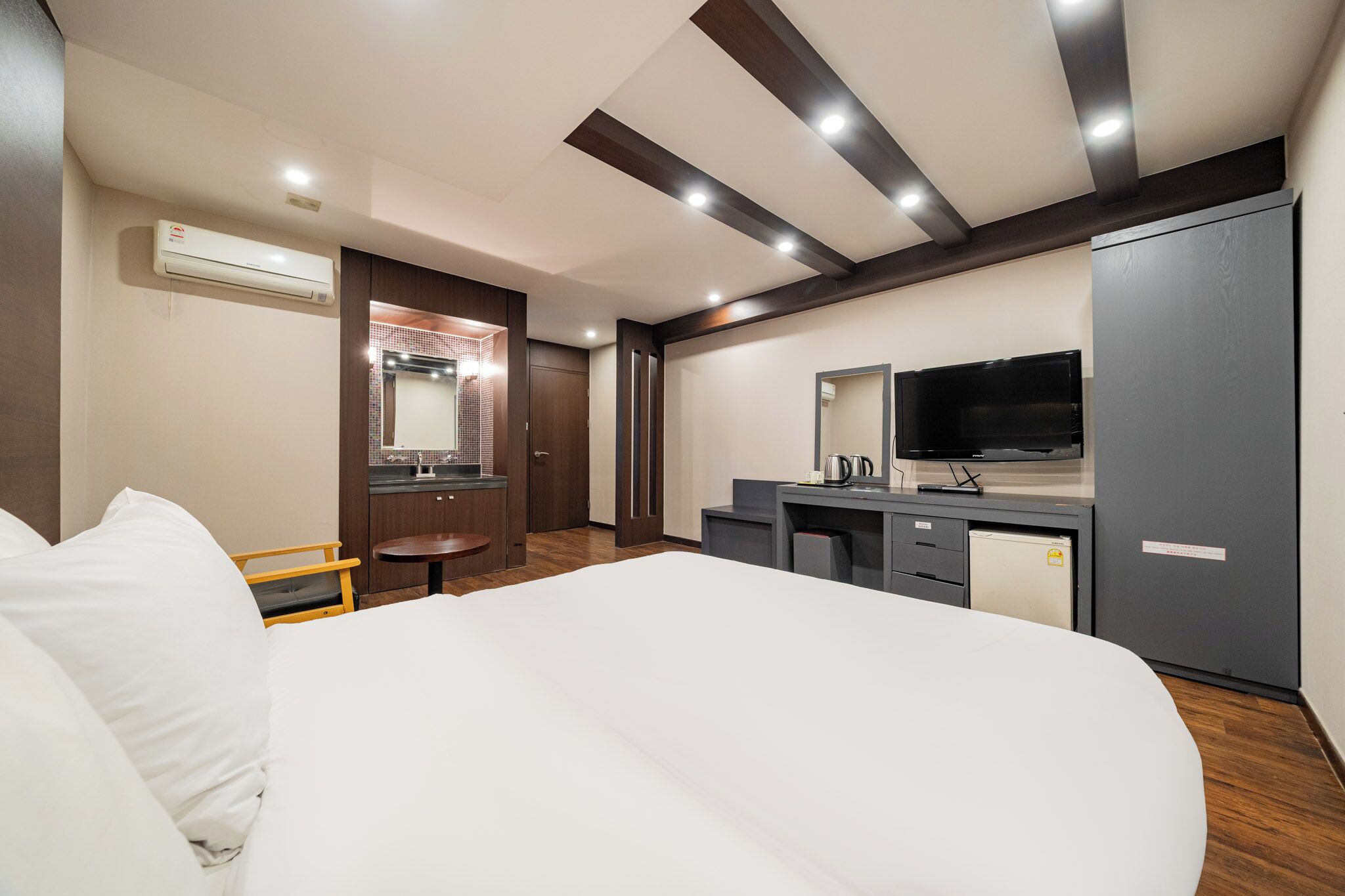 尊荣双人房 | 高档床上用品、羽绒被、记忆海绵床垫、特色装修