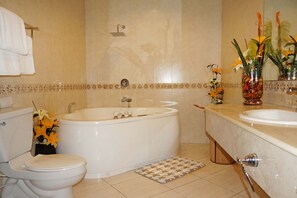 Suite | Badkamer | Een bad/douchecombinatie, gratis toiletartikelen, een haardroger