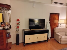 Tabla de planchar con plancha, wifi gratis y ropa de cama 